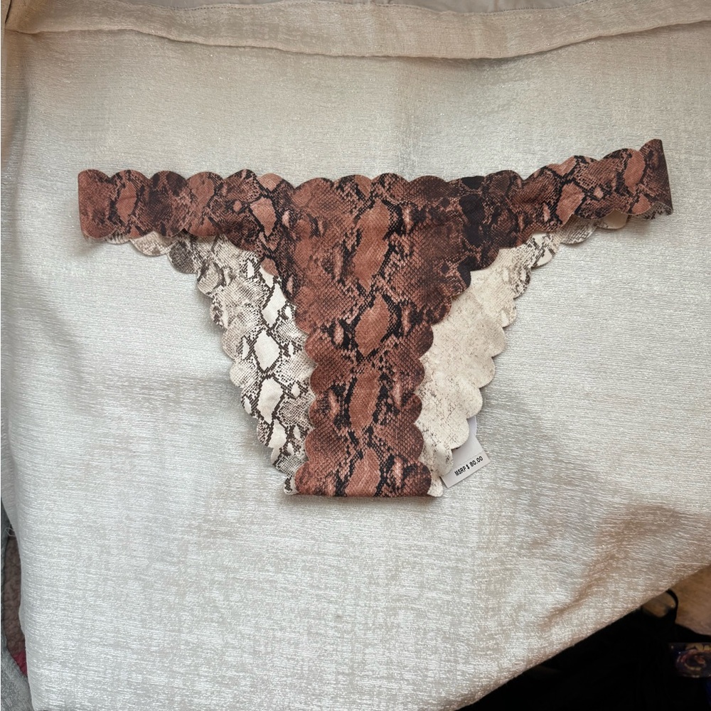 PQ Swim Kaa Reversible Seamless Wave Full
Bikini - Animal, size L, NWT - Picture 7 of 10